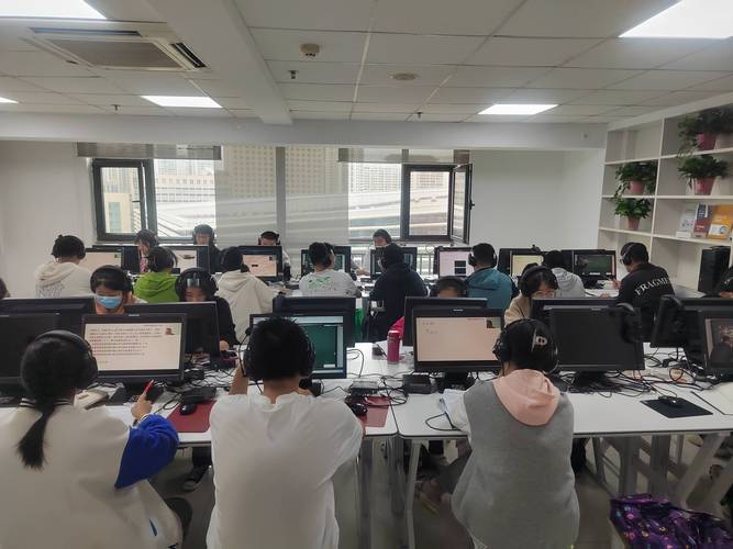 智能自习室奇异物理研究开发的辅助学习系统,就是在提供智能学习设备